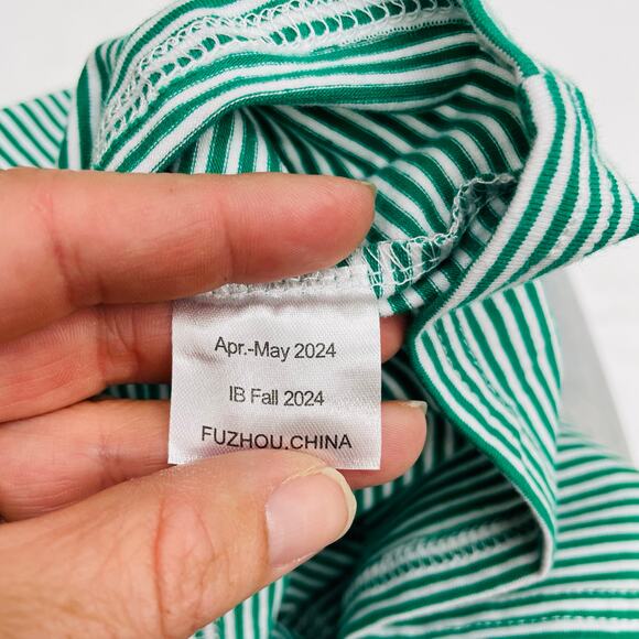 NWT Itsy Bitsy Size 4 Christmas Fire Truck Tee - Picture 4 of 4